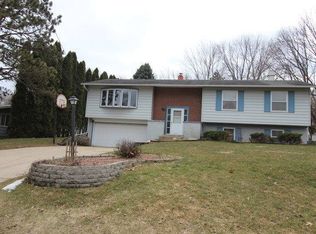 2125 Park Crest Dr, Freeport, IL 61032