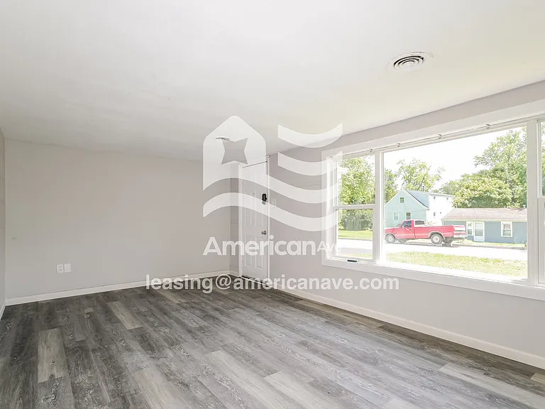 1268775_004_living_room_13905940.jpg