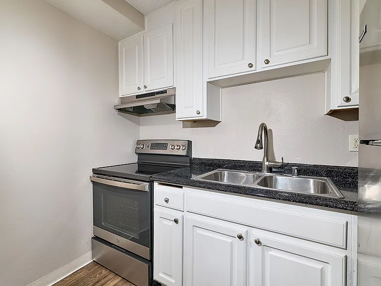 Surfcaster Apartments — Photo 17