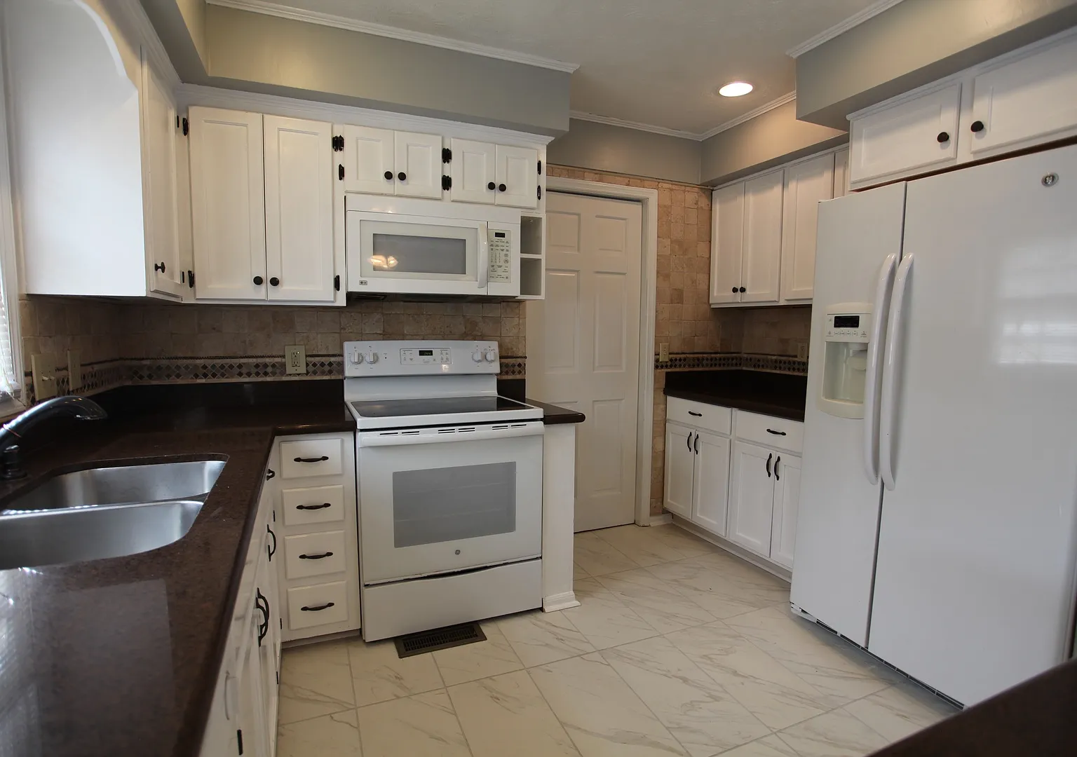 5bed/3.5 Bath House! — Photo 2