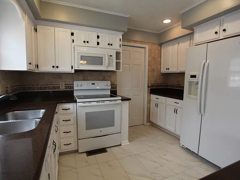 1001 S Dean Rd — Photo 2