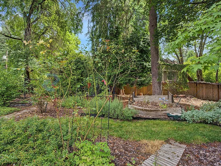 920 SW Stephenson Ct — Photo 4