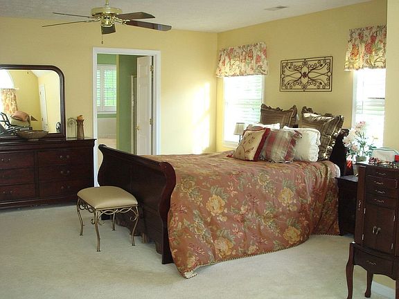 Master BR/Bath - Double Sinks and Jacuzzi Tub in Bath