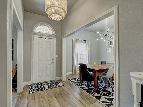 4th image of 914 Hidden Lake Dr