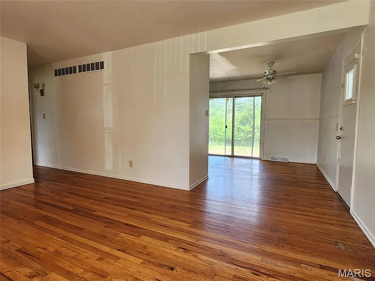 702 Vendome Ln — Photo 14