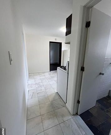 4th image of 407 Kingsland Ave