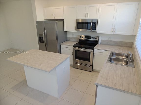 5th image of 829 NE 211th St #829