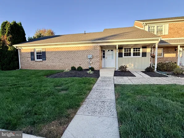 49 Fair Isle Cir, Chalfont, PA 18914