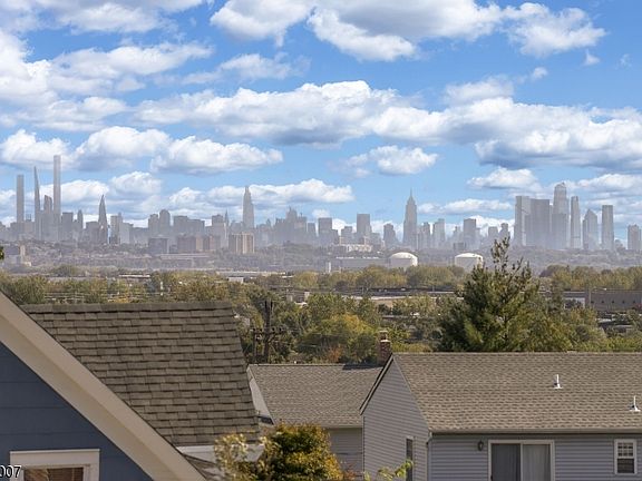 5th image of 157 Woodridge St
