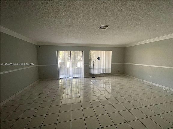 3rd image of 900 Crystal Lake Dr APT 1D