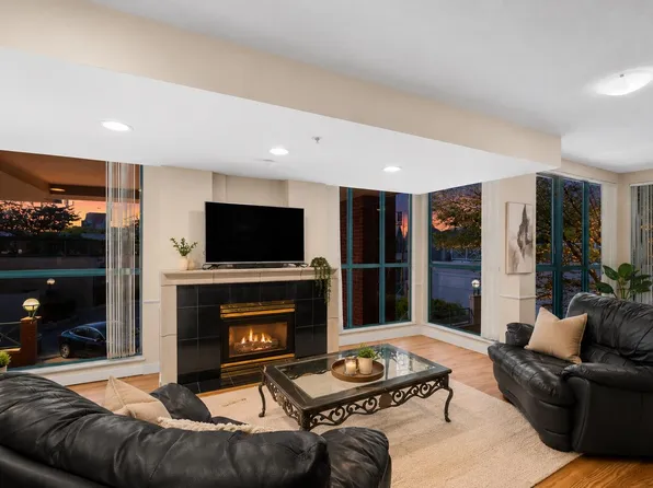 939 Homer St #304, Vancouver, BC V6B 2W6
