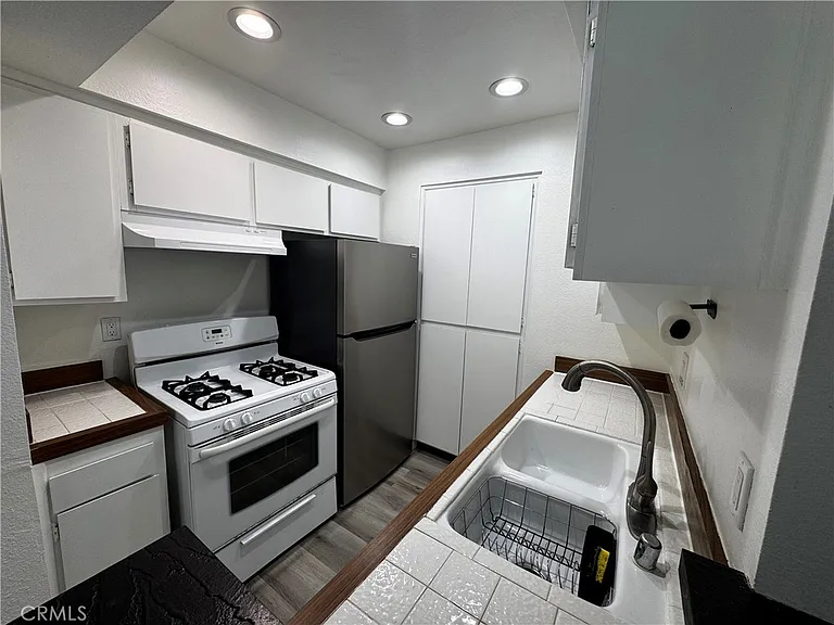 22330 Victory Blvd #803 — Photo 9