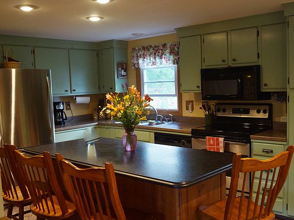 Kitchen with Granite Island