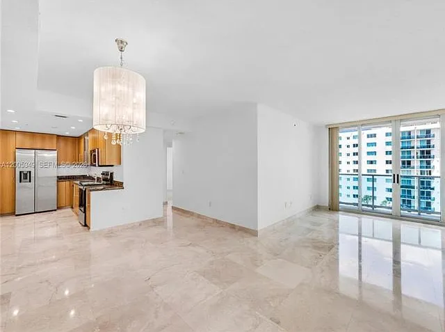 7501 E Treasure Dr #7M — Photo 2