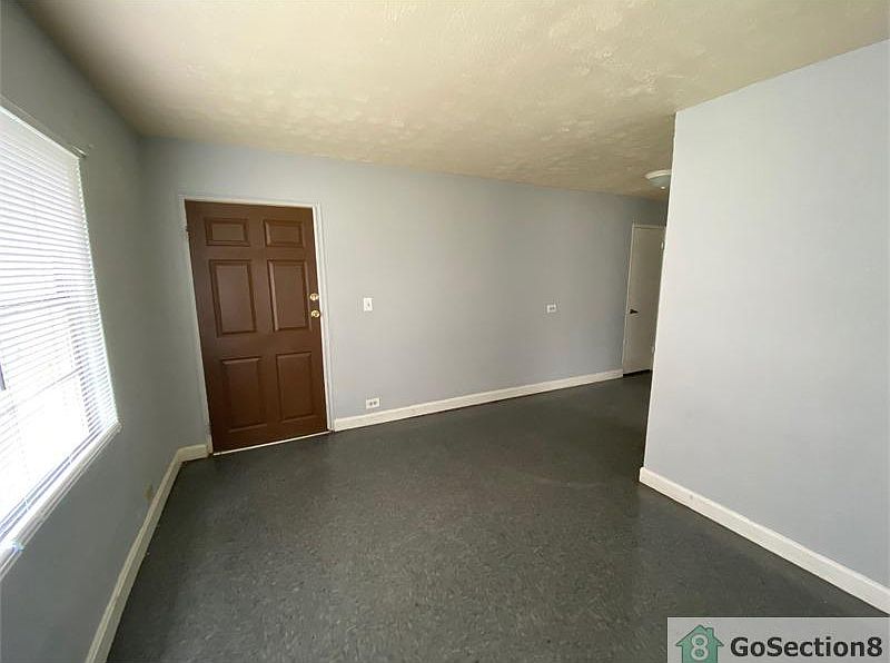 2nd image of 2835 W Jefferson St APT 8