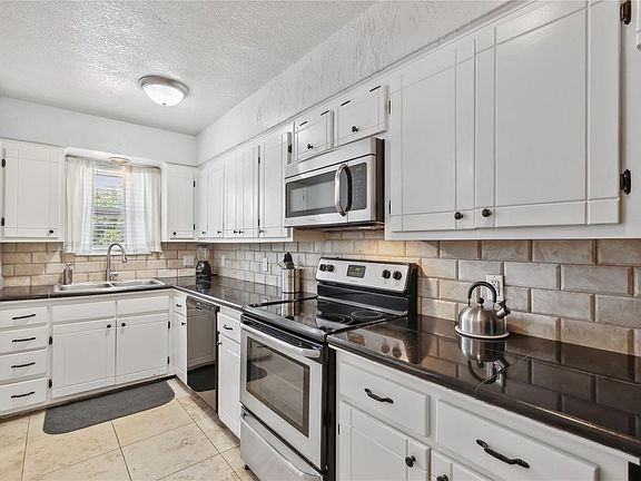 3rd image of 2203 Park Hill Dr