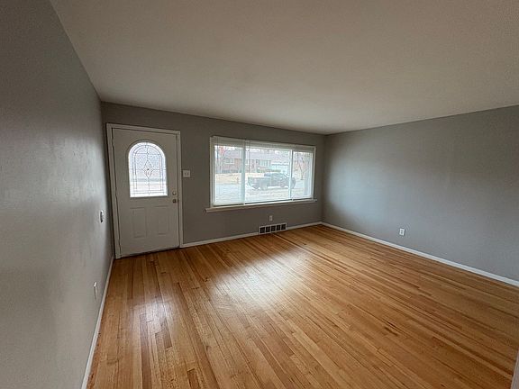 4th image of 8126 Marilyn Ct