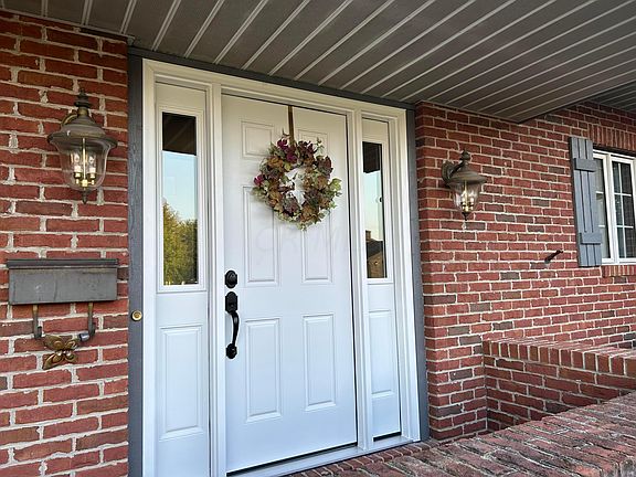 3rd image of 104 Flax Dr