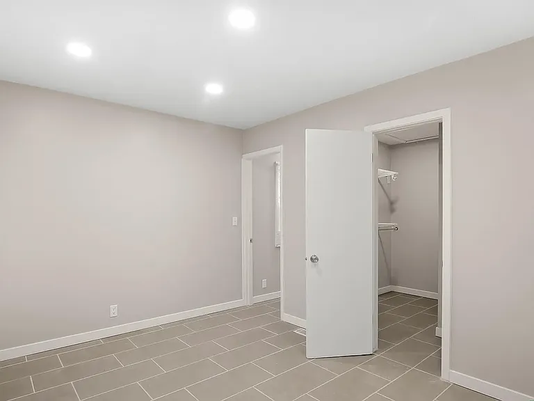 976 S 50th Ave — Photo 14