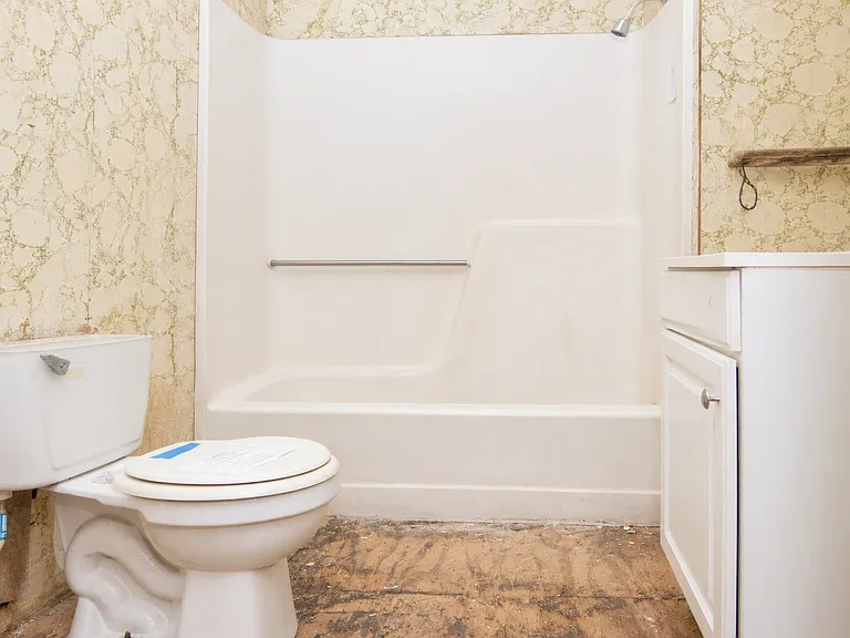 405 Johnston St — Photo 11