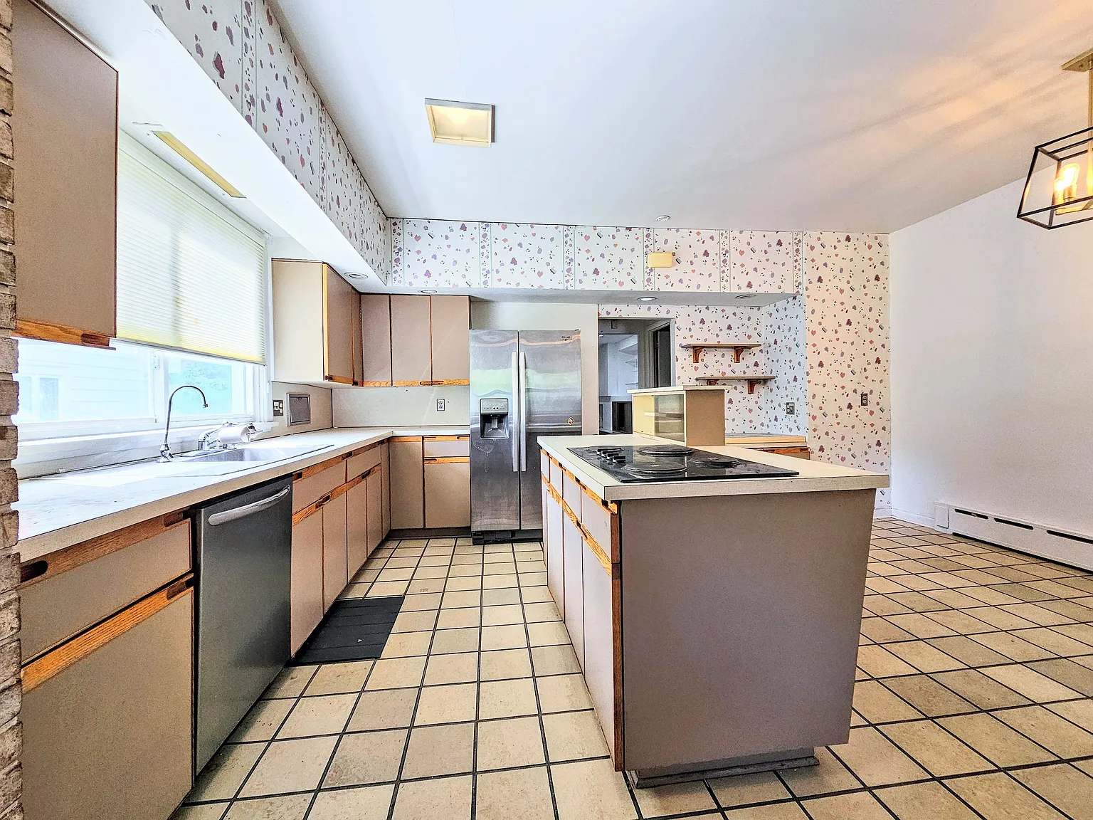 4 bed, 1.5 bath, 2000 sqft, $1,950 — Photo 3