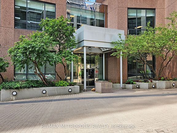 2nd image of 7 Carlton St #810