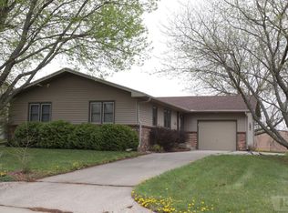 1906 Woodfield Dr, Red Oak, IA 51566