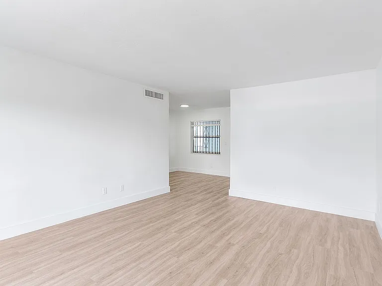 37-web-or-mls-LakeShore_Presidential_DSC7081
