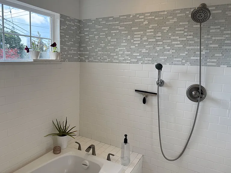 Spa bathroom - 2 sinks. Shower and jet tub combo