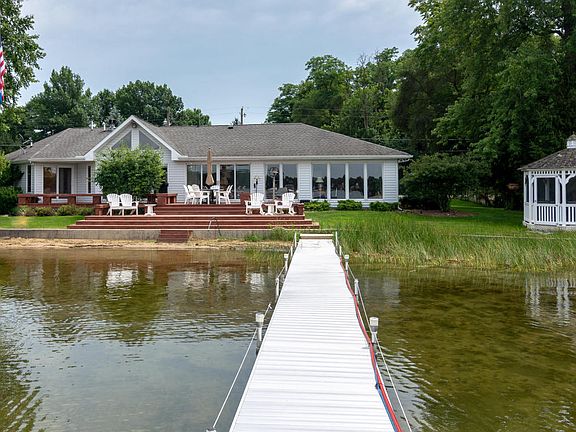 3rd image of 2663 Lake Shore Dr