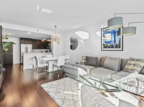 1100 Maxwell Lane image 3 of 20