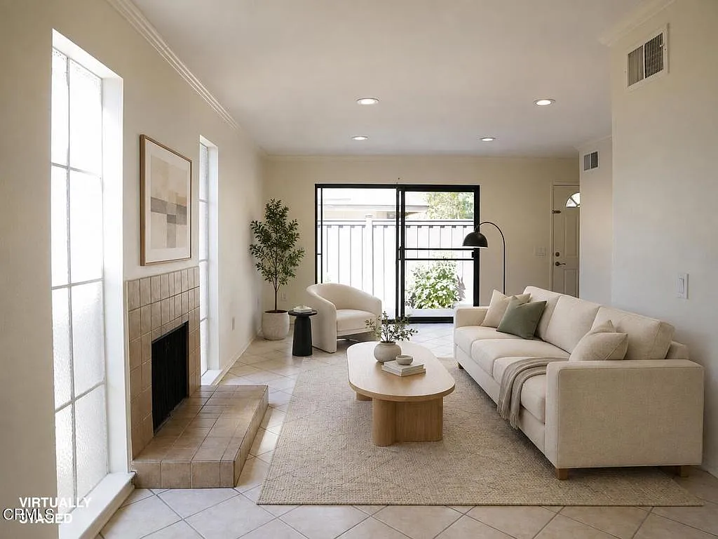 2 bed, 1.0 bath, 921 sqft, $3,100 — Photo 2