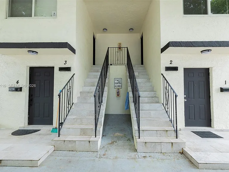 1091 SW 4th St #2 — Photo 22