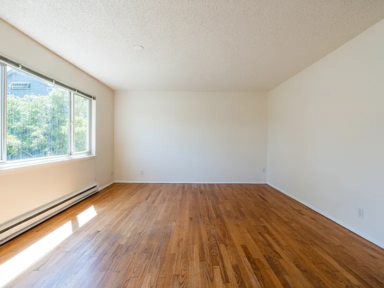 Lake Vista Apartments — Photo 9