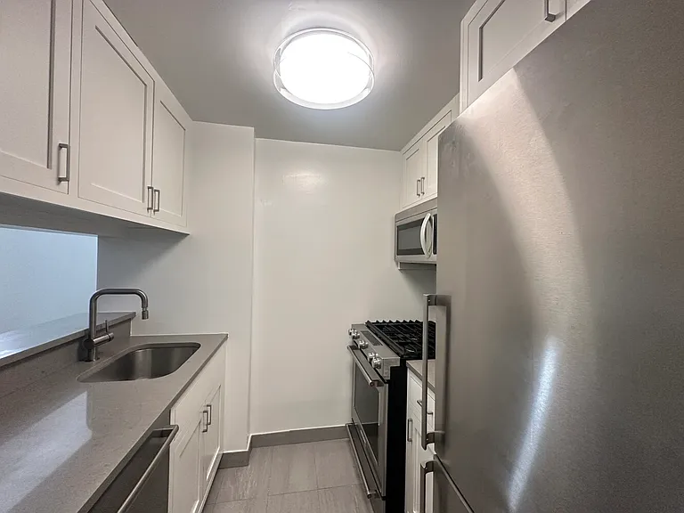 101 W 55th St #603 — Photo 4