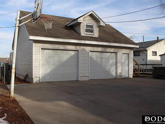 3rd image of 1048 E Linden Ave