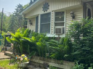 120 Laurel Woods Rd, Greeley, PA 18425