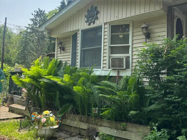 120 Laurel Woods Rd, Greeley, PA 18425