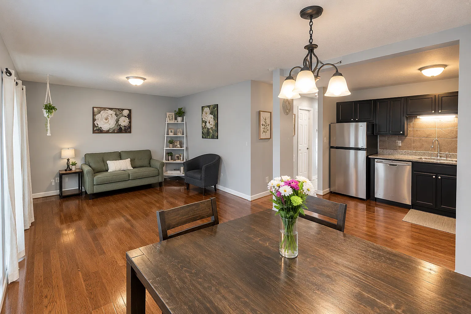 5 bed, 1897 sqft, $2,550 — Photo 1