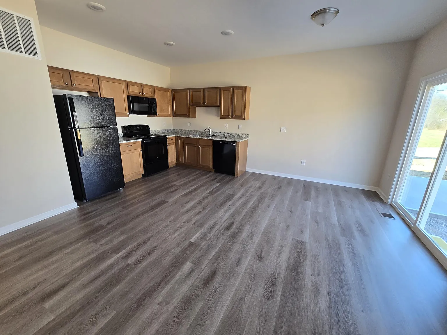 3 bed, 2.5 bath, 1425 sqft, $1,975 — Photo 2