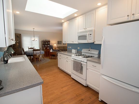 4th image of 2S158 Mayfield Ln