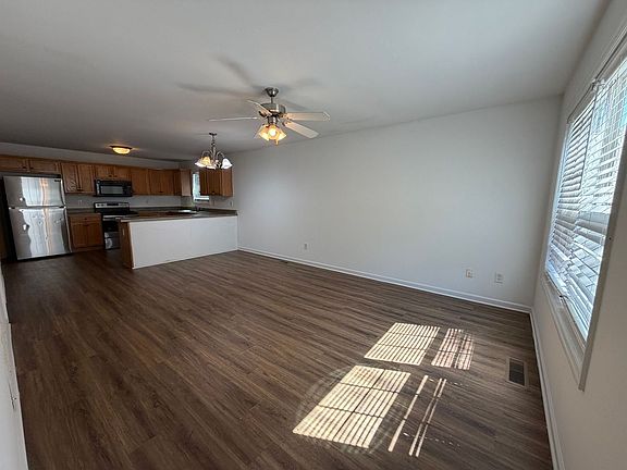 2nd image of 1382 W Hancock Ave