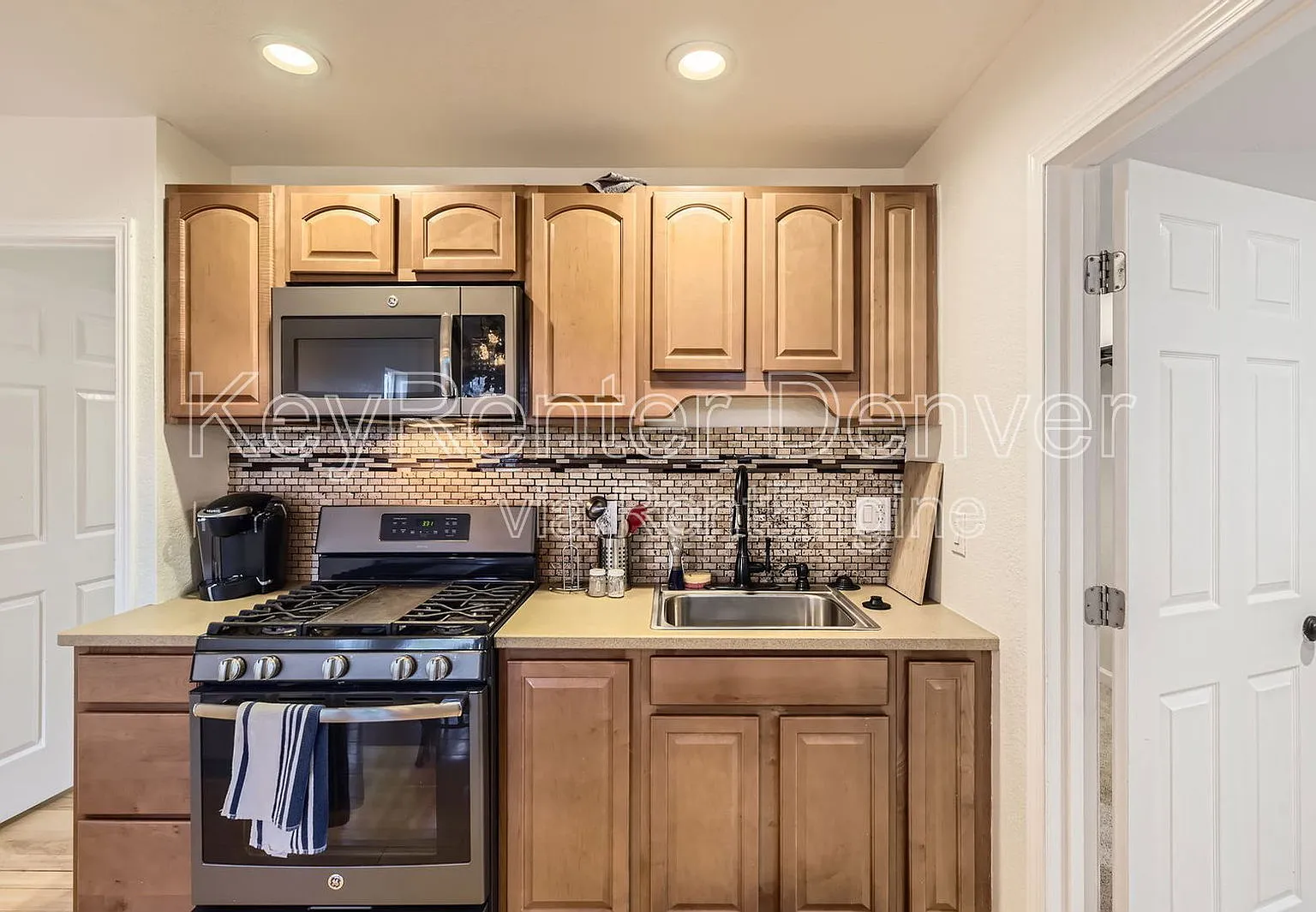 2 bed, 2.0 bath, 1100 sqft, $1,600 — Photo 2