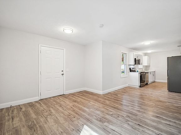 5th image of 5710 Kenwood Ave