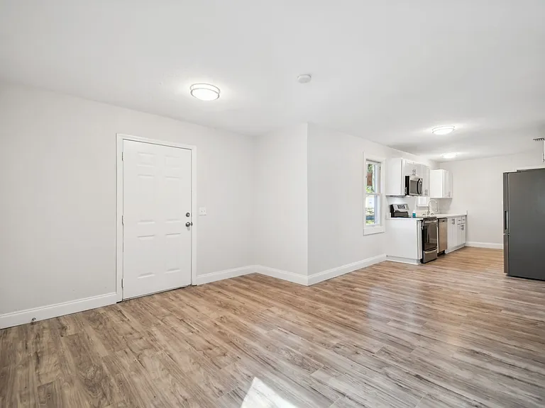 5710 Kenwood Ave — Photo 5