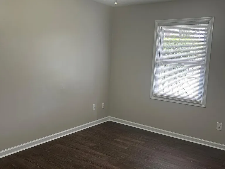 937 N Ashe St — Photo 3