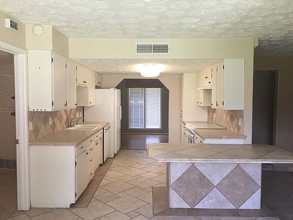 4th image of 2742 Fair Oaks Cir