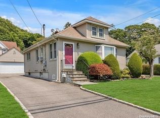 17 North St, Huntington Station, NY 11746