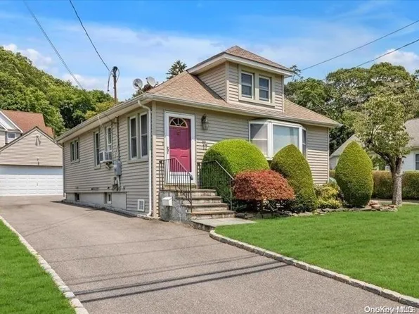 17 North Street, Huntington Station, NY 11746