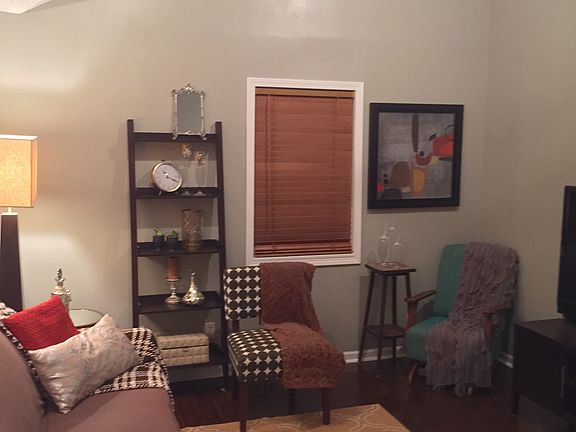 vaulted ceiling in living rm